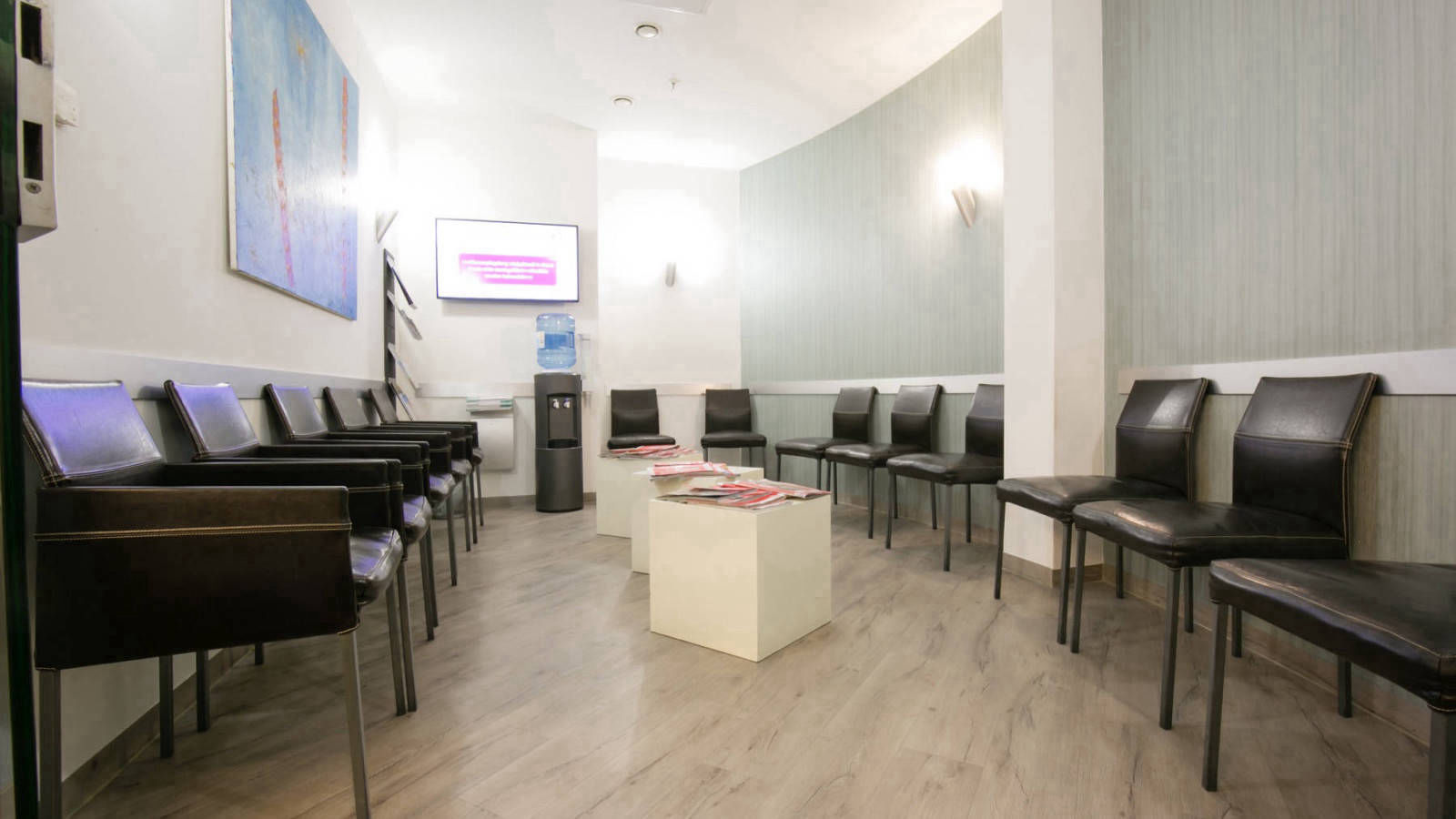 Wartezimmer mit einigen Stühlen