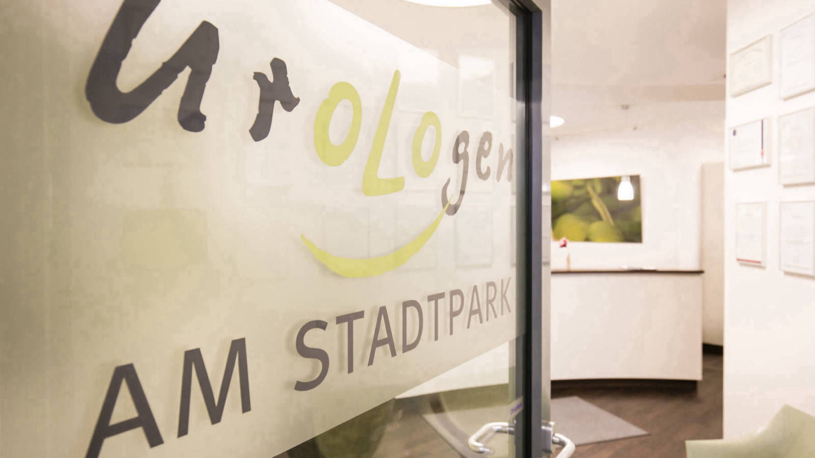 Blick durch geöffnete Tür, welche mit dem Logo bedruckt ist