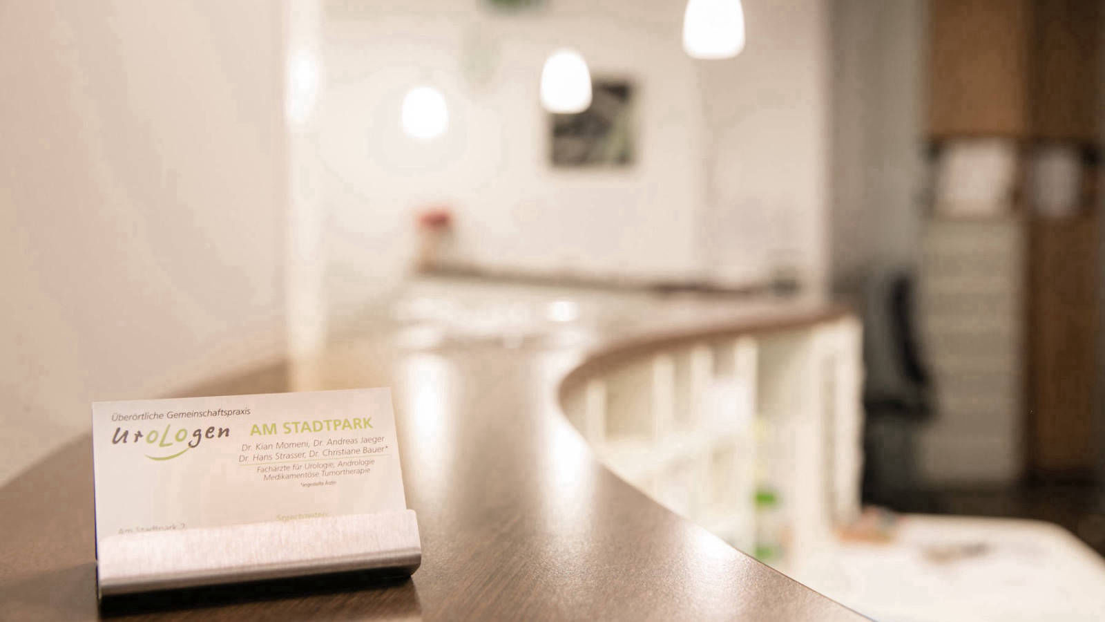 Tresen mit Visitenkarte im Vordergrund